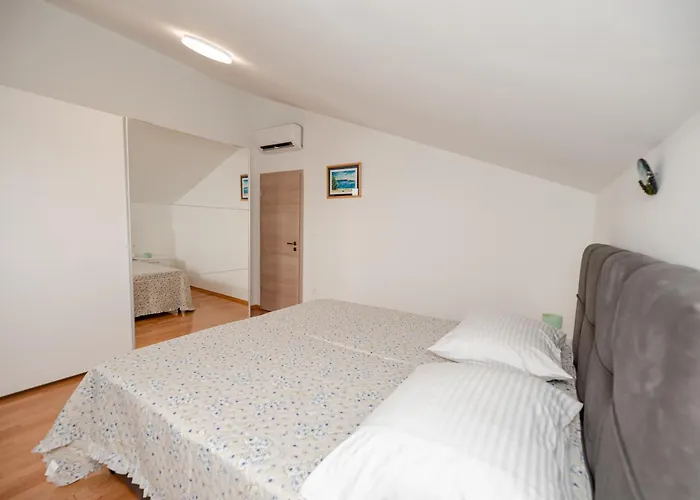 Olive Bridge Willa Maslenica