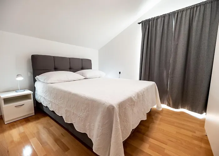 Olive Bridge Maslenica